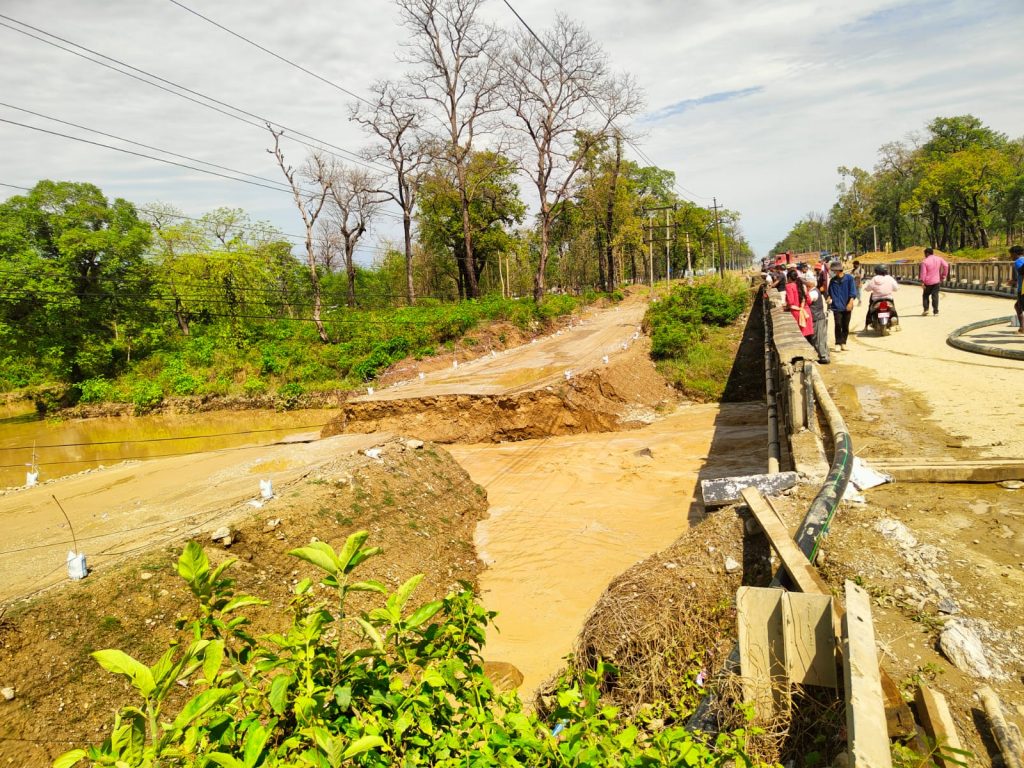 डाइभर्सन बगाउँदा पुर्वपश्चिम् राजमार्ग अवरुद्ध